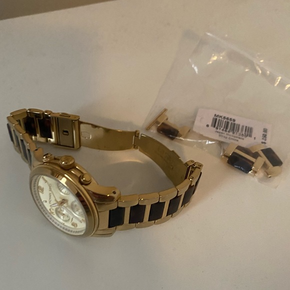 Michael Kors Gold Tortoise Link Watch - Picture 2 of 9